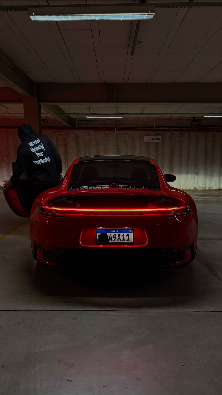 Naym Nasser com a Porsche 911 Carrera S
