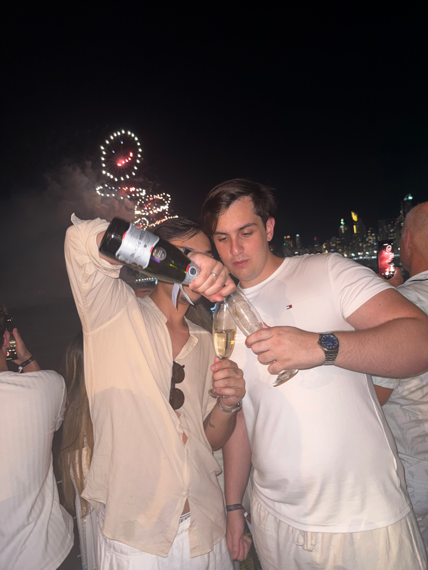 Naym comemorando com champagne